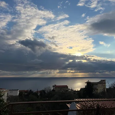 Ionian Guest House, Dhermi 펜션 히마레